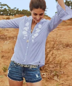 KangaROOS Hemdbluse mit Volants am Ärmel und Blumen-Stickerei vorne 16 KangaROOS Hemdbluse mit Volants am Ärmel und Blumen-Stickerei vorne -KangaROOS Verkaufsladen 31252268