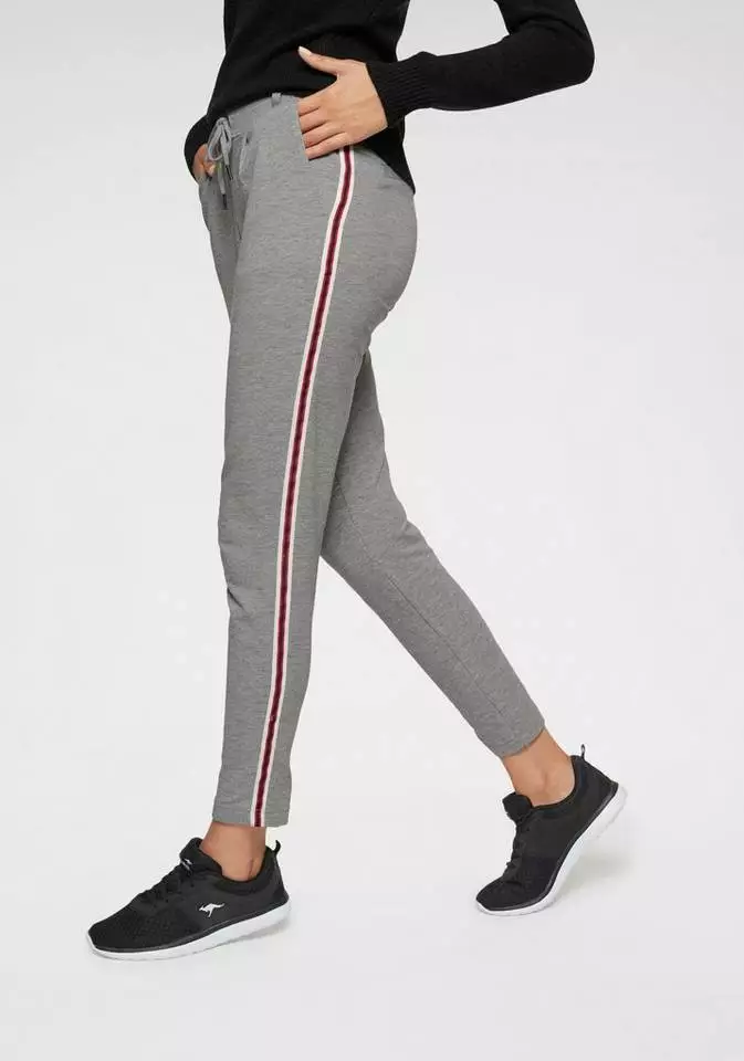 KangaROOS Jogger Pants mit seitlichem, aufgesetztem Galon-Streifen Marine, Weiß, Graublau-meliert, Schwarz 11 KangaROOS Jogger Pants mit seitlichem, aufgesetztem Galon-Streifen Marine, Weiß, Graublau-meliert, Schwarz – Bild 11